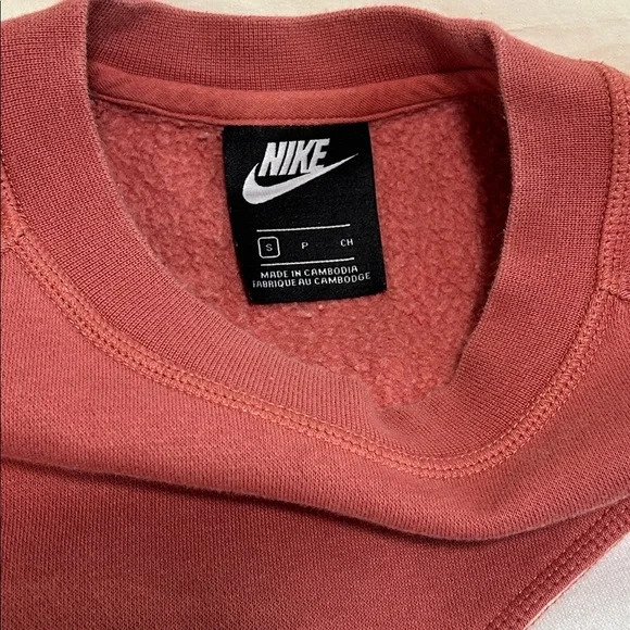 Nike Cropped Sweatshirt. Size Small. PTP: 21.5” Excellent Condition - Picture 3 of 4
